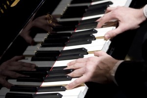 Pianisti Janne Maarala kädet koskettimilla toivekonsertti